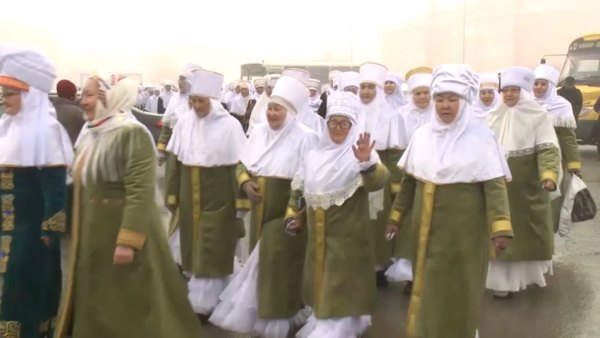 Ақтөбеде кимешек киген әжелер шеруі өтті