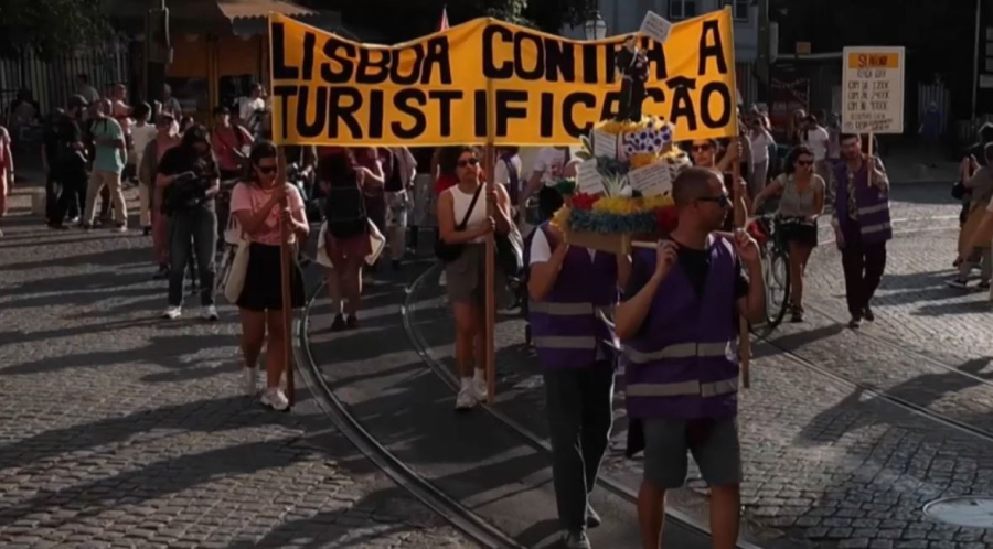 Акция против потока туристов прошла в Лиссабоне