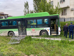 Шымкентте жүргізуші басқаруынсыз қалған автобус 6 адамды қағып кетті