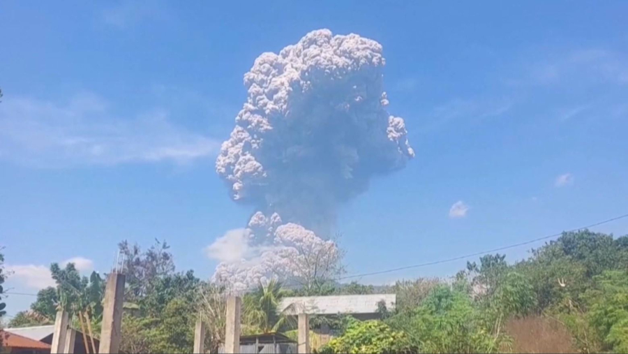 Индонезияда жанартау атқылады