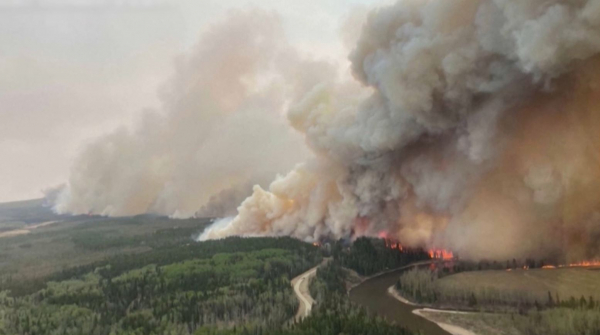 В канадской провинции Альберта борются с лесными пожарами