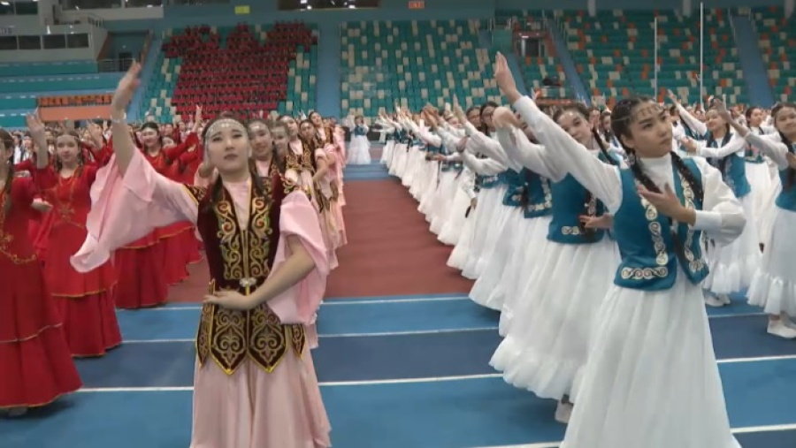 3000 столичных школьниц одновременно исполнили «Қамажай»