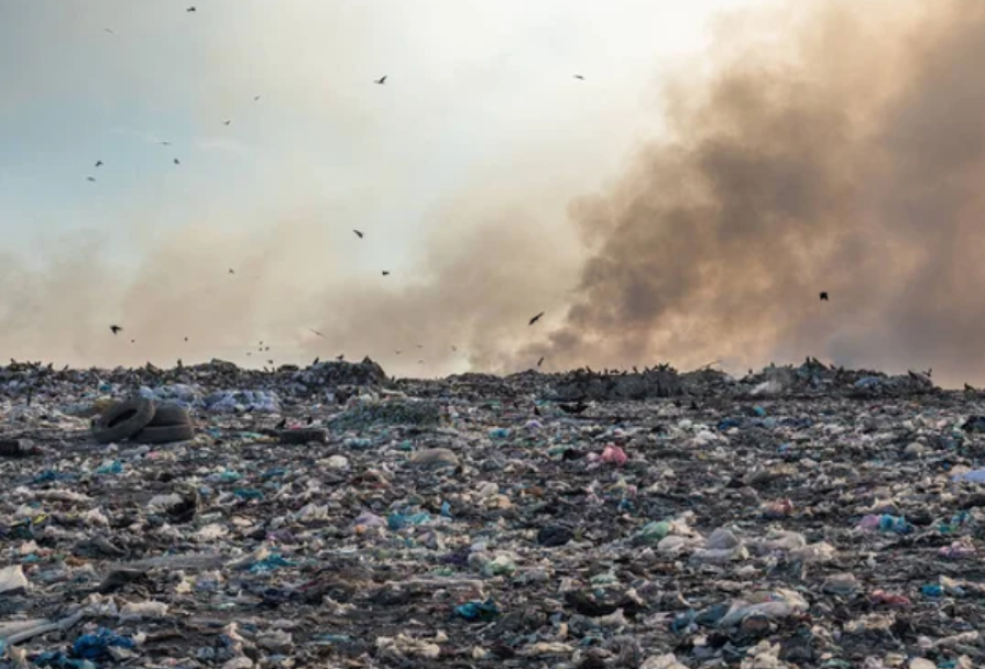 Мусор горит на полигоне ТБО в Алматинской области