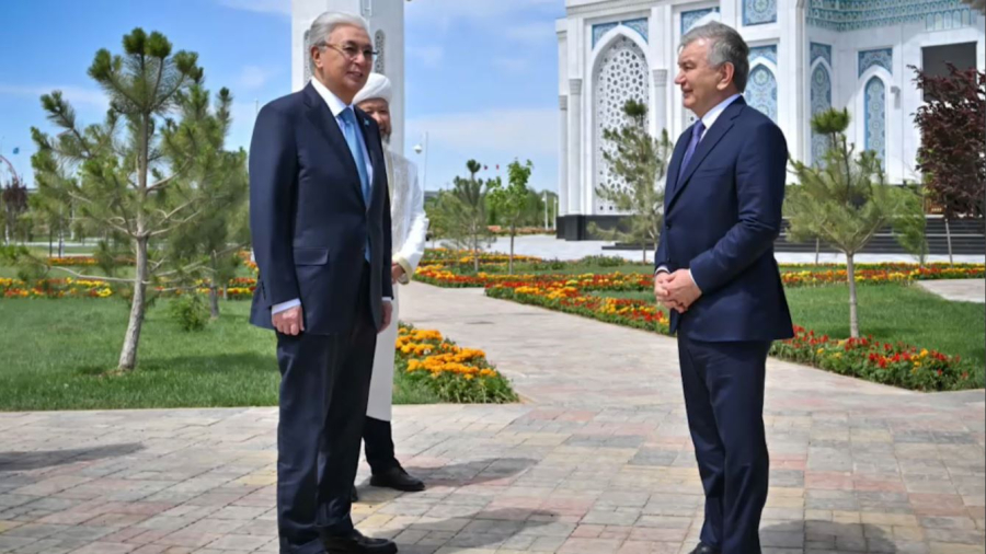 Қ. Тоқаев пен Ш. Мирзиёев жаңа мешітті аралады