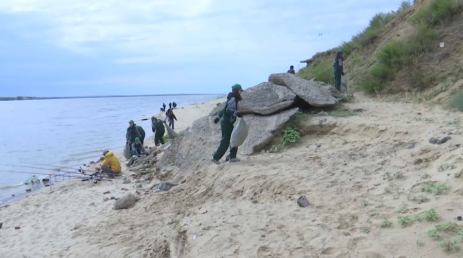 Волонтёры очистили побережье водохранилища в Актобе