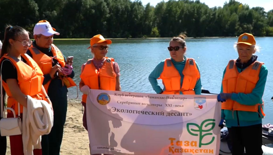 Павлодарлық еріктілер Ертіс өзенінен 30 қап қоқыс жинады