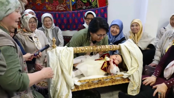 Бесік той в Париже: как казахская диаспора чтит культурное наследие за пределами родины