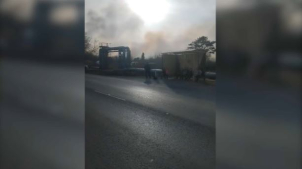 Cухая трава и дачи горят в Павлодаре