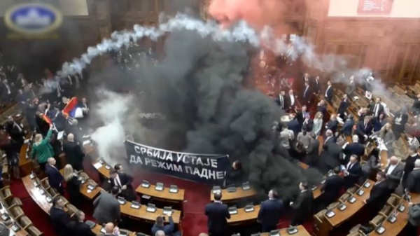 Оппозиция устроила беспорядки на заседании парламента в Сербии