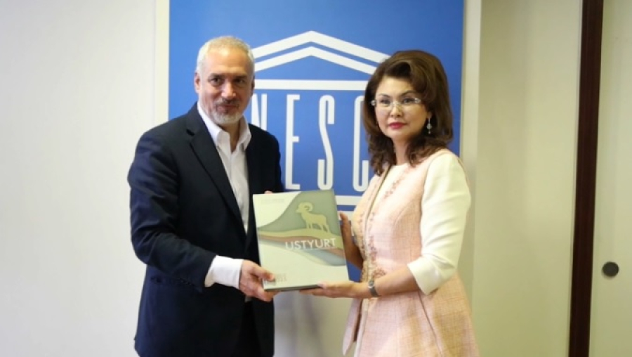 Аида Балаева вручила проект объекта «Устюрт» замгендиректору ЮНЕСКО