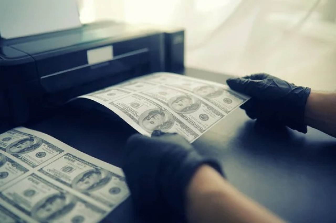 70 тысяч фальшивых долларов: двух казахстанцев осудили в Бишкеке