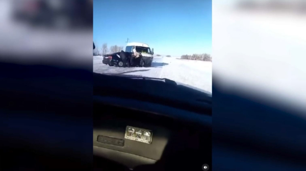 Ақмолада балалар мінген шағын автобус апатқа ұшырап, бір адам қаза тапты