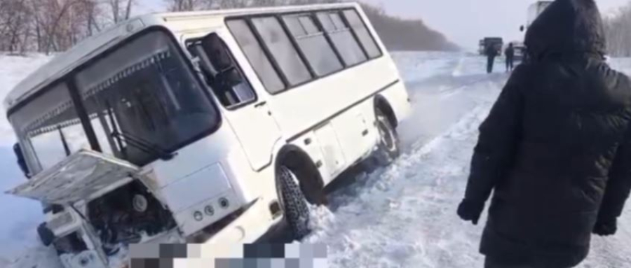 Спасатели МЧС отбуксировали автобус, съехавший в кювет