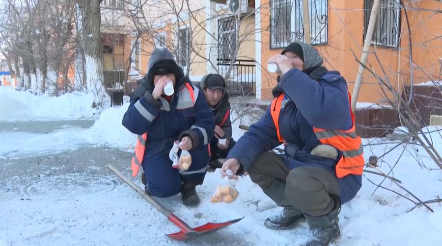 Ақтөбеде еріктілер ыстық шай таратты