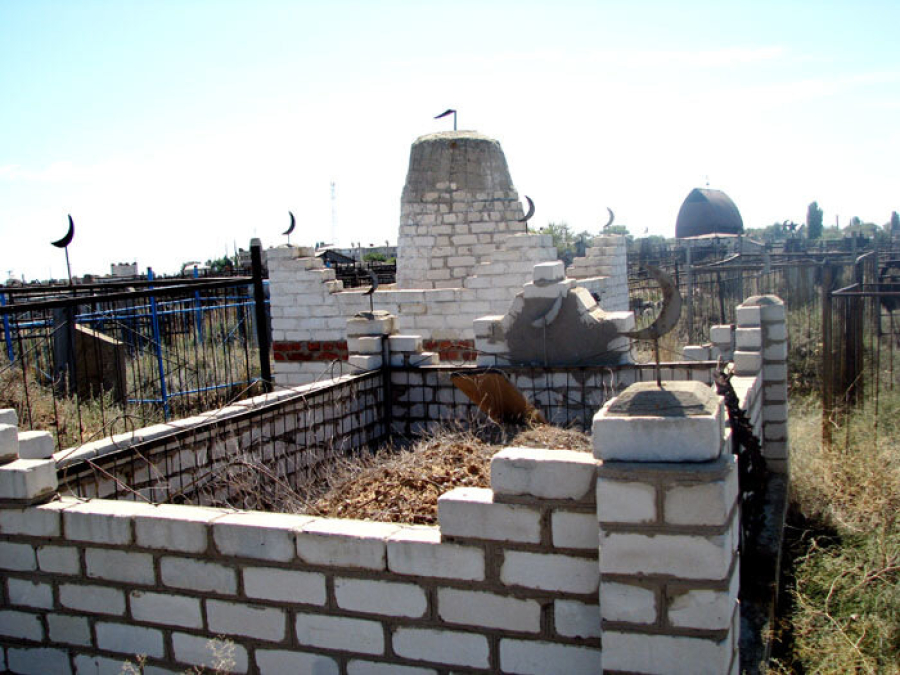 Қарағанды облысында  бір қабірге таласқан екі отбасы мәйітті қазып алды