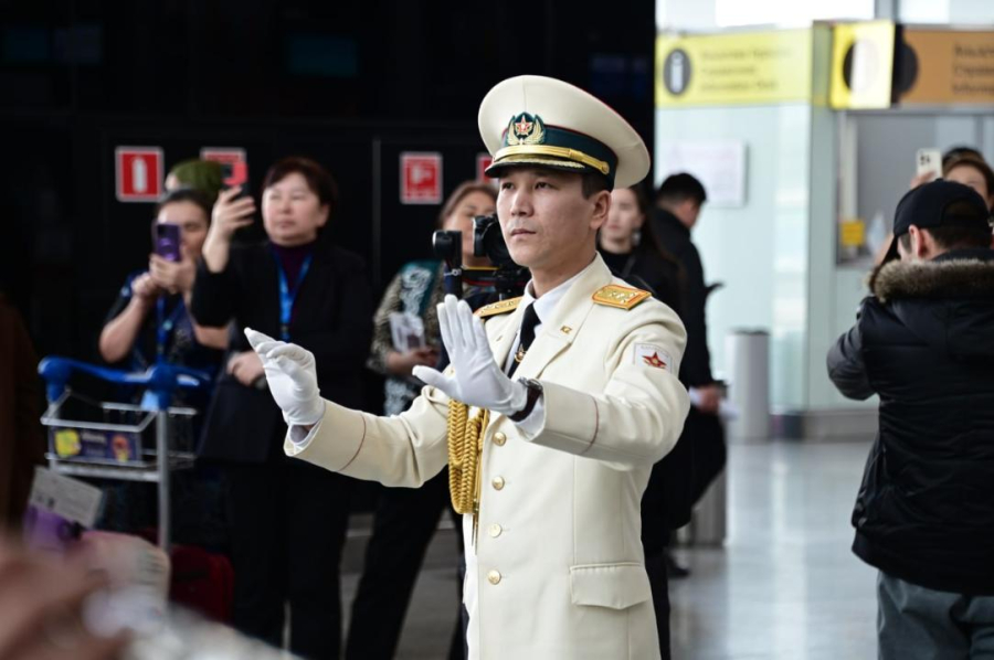 Под звуки военного оркестра: в аэропорту иностранцев поздравили с Наурызом