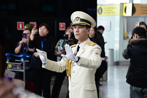 Под звуки военного оркестра: в аэропорту иностранцев поздравили с Наурызом