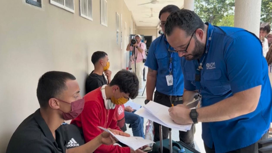 АҚШ-та Гондурасқа 38 мигрант өз еркімен депортацияланды