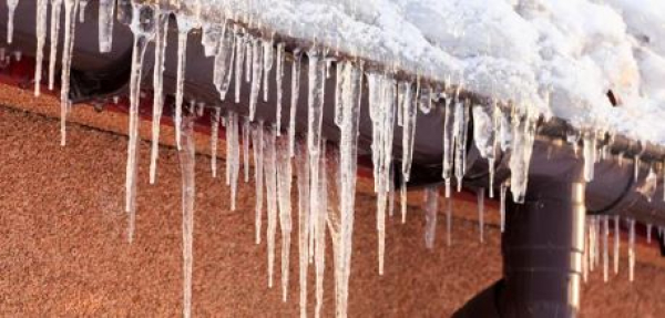 МЧС напоминает о сходе снега с крыш и падении сосулек