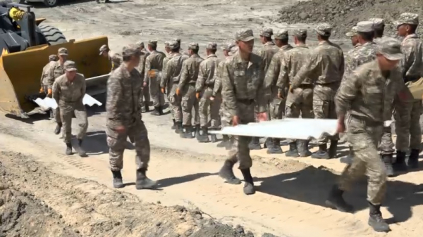 Поврежденные паводком дороги ремонтируют в Атырауской области