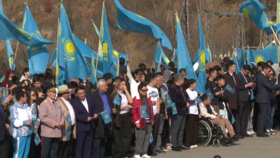 Государственный флаг в честь Дня Республики подняли в Алматы