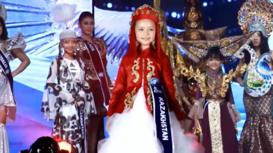 Кішкентай модельдер Таиландтағы байқаудан жеңіспен оралды