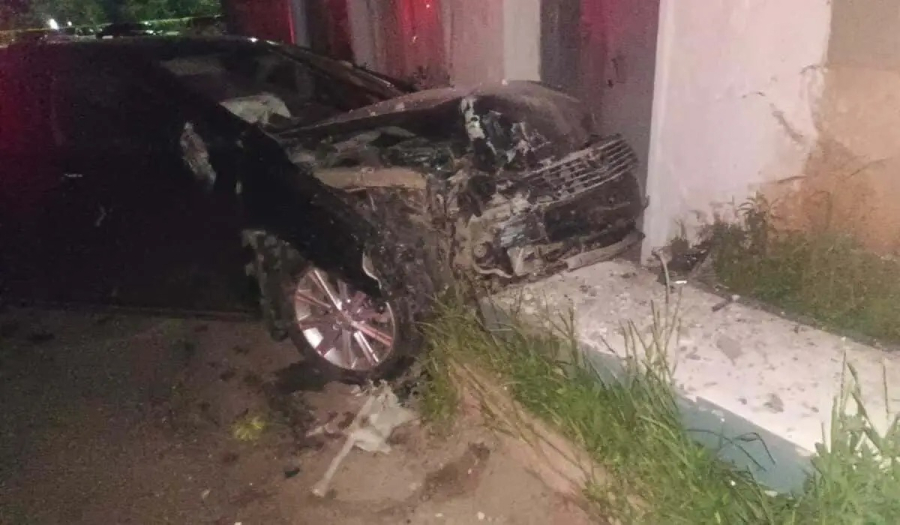 Вместо тормоза – газ: женщина на Toyota Camry врезалась в опору жилого дома