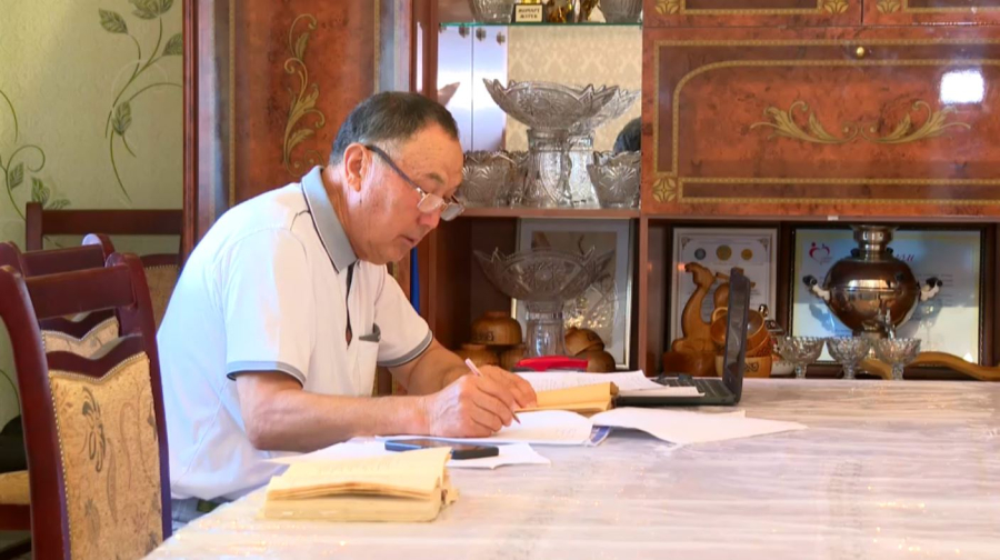 Абайдың ескі 2 жинағы қайта басылды