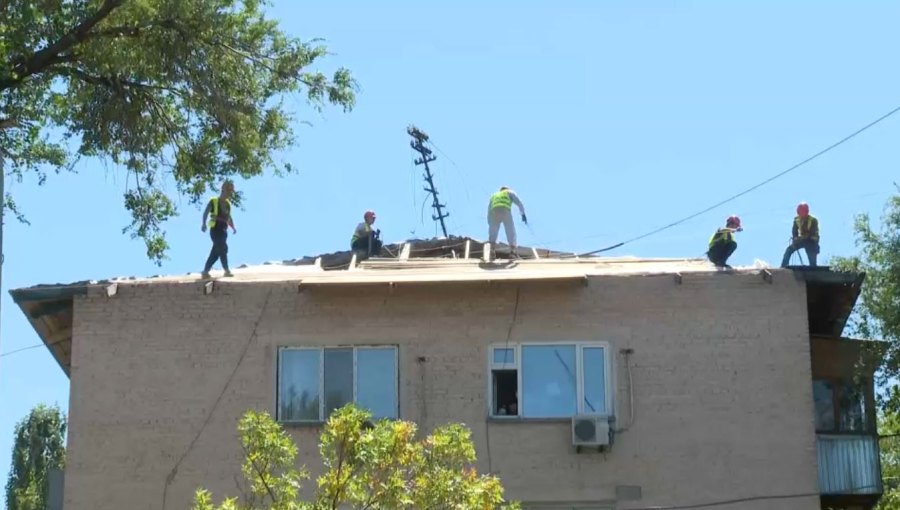 Жетісуда көп қабатты үйлердің шатыры жаңартылып жатыр