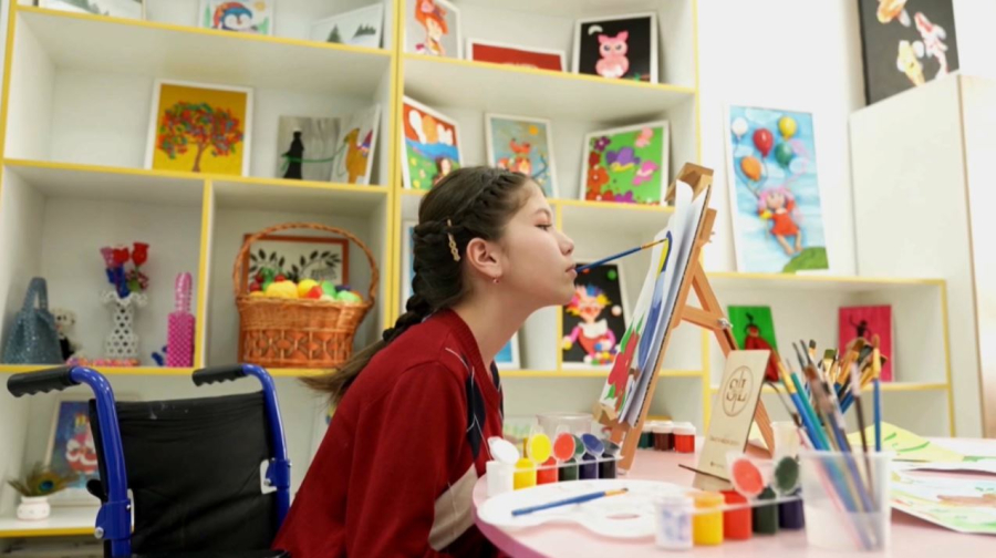 Юная художница из Туркестана вдохновляет силой духа