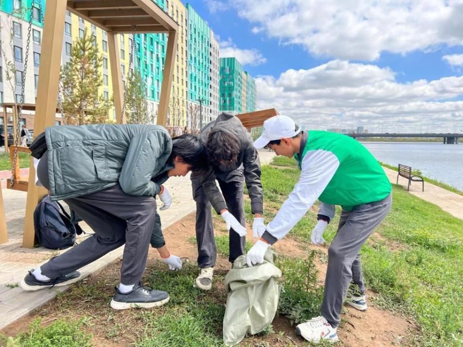 Экологическая акция «Таза Қазақстан» прошла на пляже Астаны