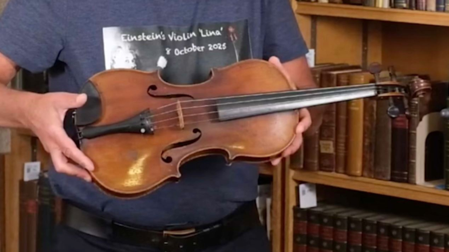 Ұлыбританияда Эйнштейннің алғашқы скрипкасы аукционға қойылады