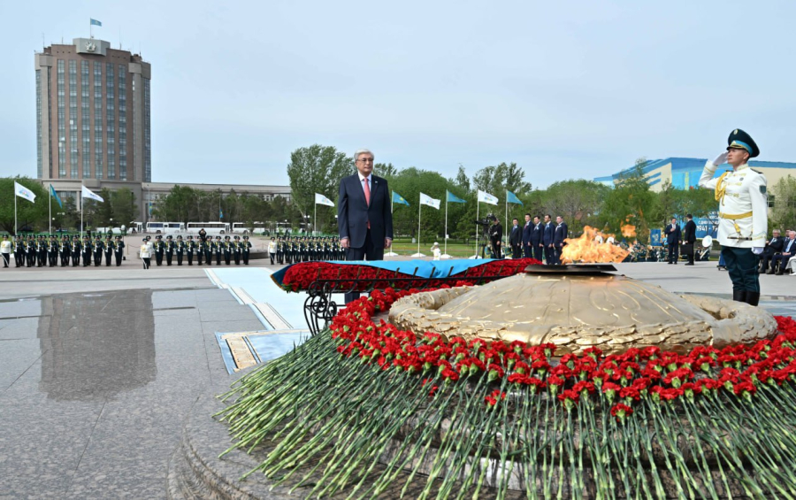 Президент возложил цветы к монументу «Отан Ана»