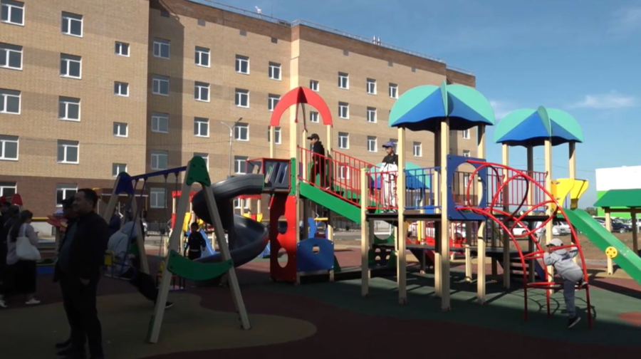 150 семей получили ключи от квартир в Уральске