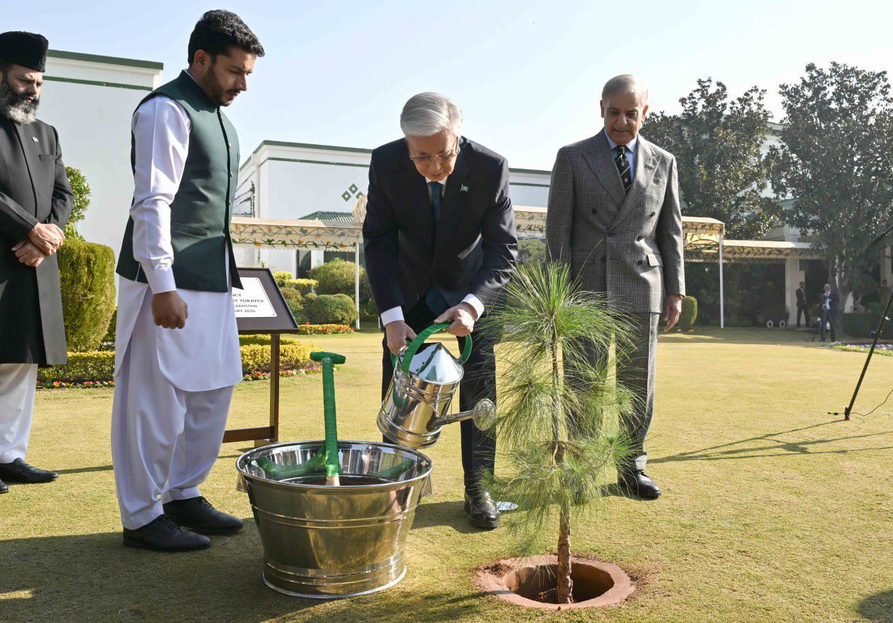 Токаев посадил дерево на территории резиденции Премьер-министра Пакистана