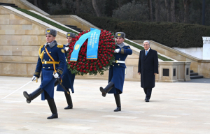 Президент Г. Әлиевтің бейітіне гүл шоғын қойды