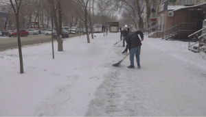 Волонтёры помогают коммунальным службам в уборке снега в Уральске