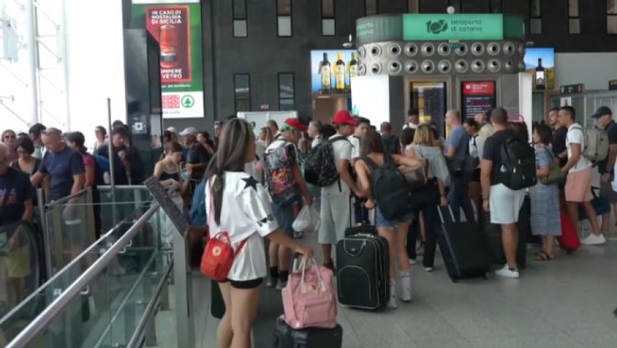 Сицилияда мыңға жуық рейс кейінге шегерілді