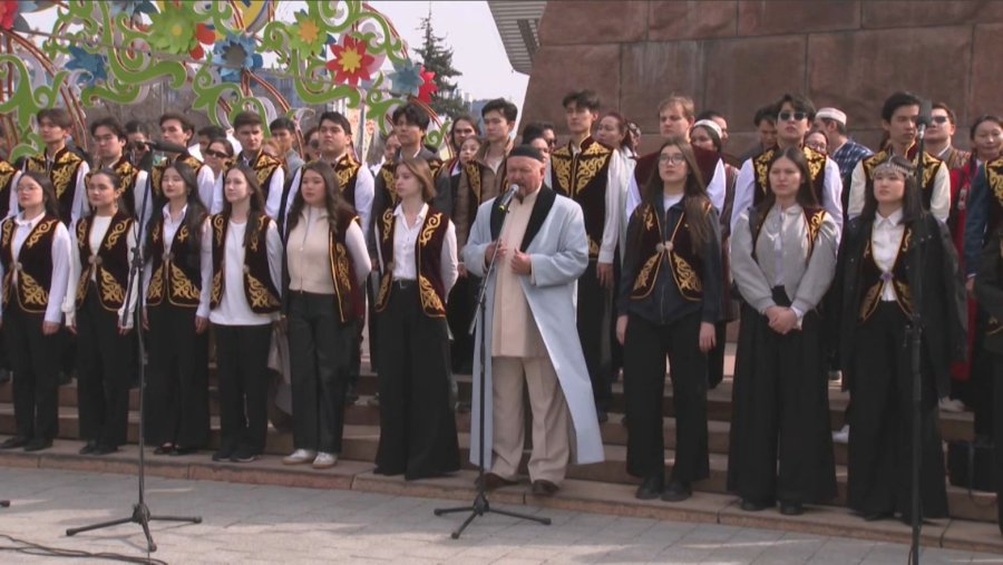 Алматыда Абай әндерін 5 мың адам хормен орындады