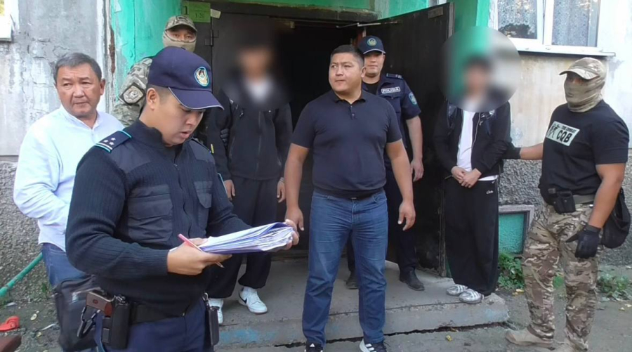 В ВКО задержали двух молодых людей с крупной партией психотропных веществ