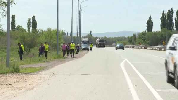 Больше 100 тонн мусора ежемесячно собирают вдоль трассы «Алматы ­– Өскемен»