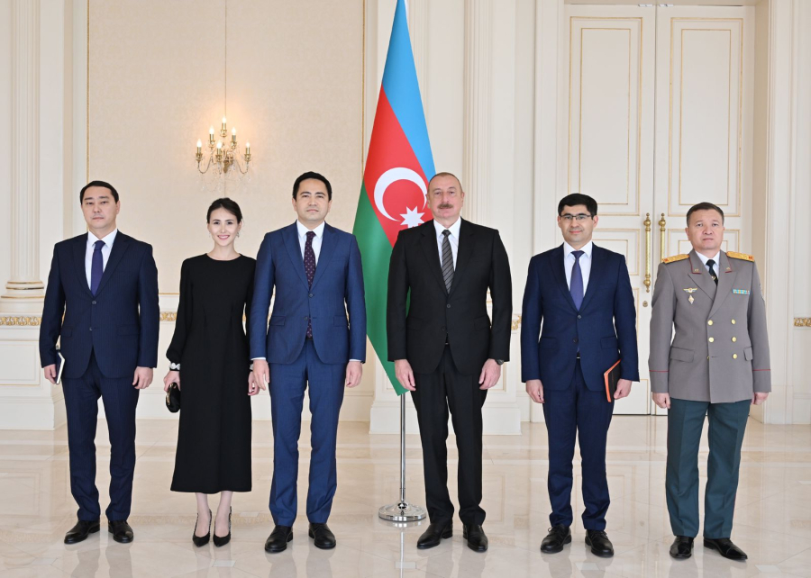Посол Казахстана вручил президенту Азербайджана верительные грамоты
