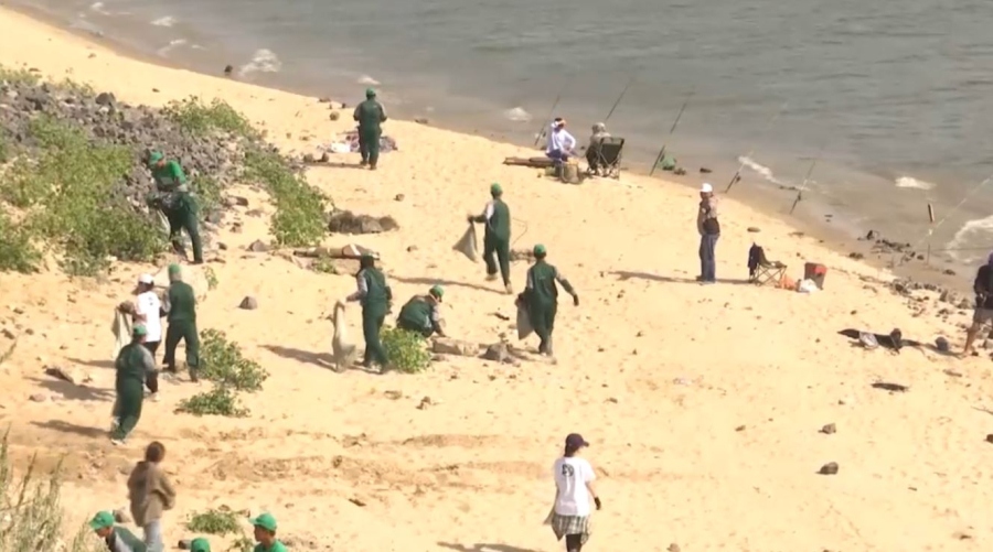 Волонтёры привели в порядок побережье водохранилища в Актобе