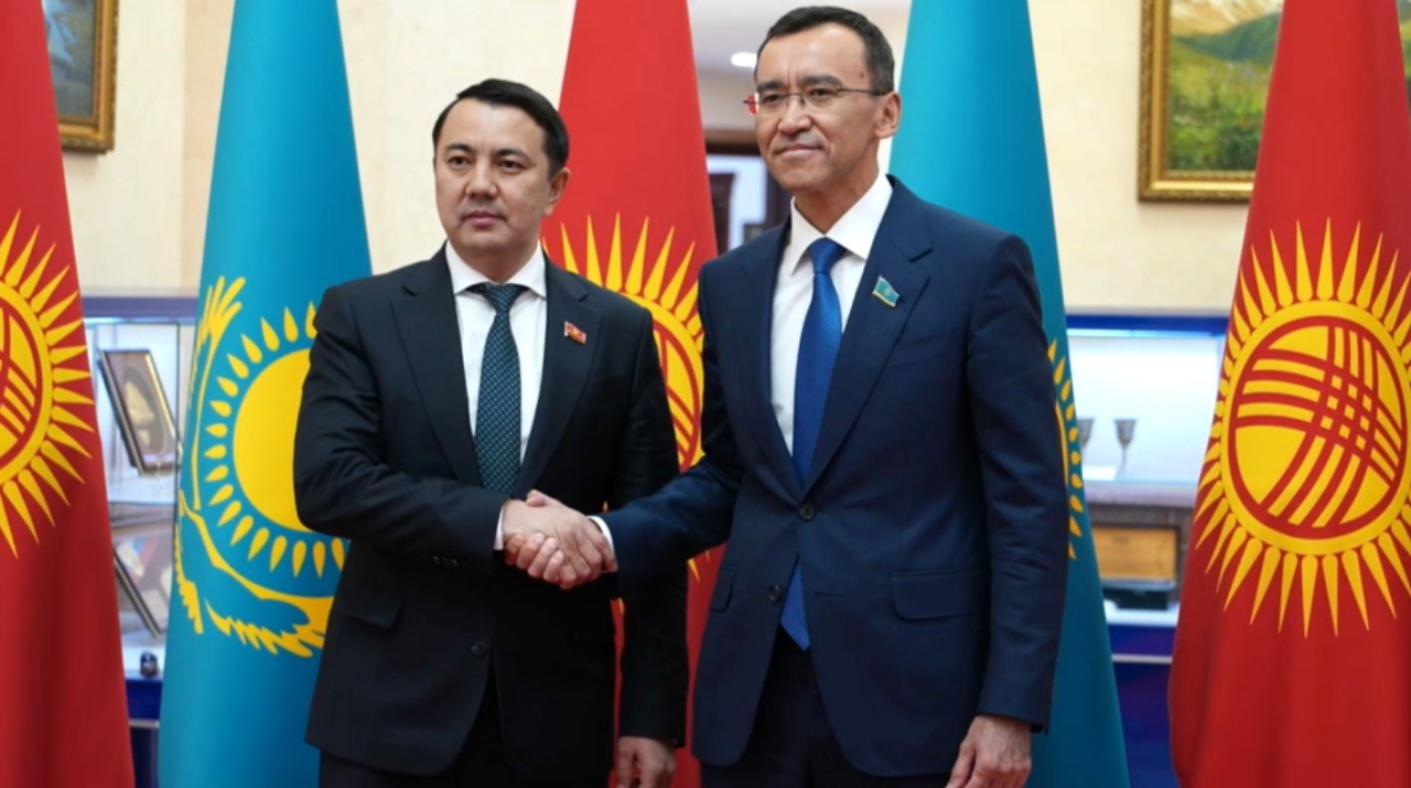 Сенат спикері Қырғызстан Жогорку Кенешінің Төрағасымен кезде