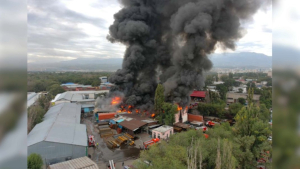 Крупный пожар разгорелся в районе барахолки Алматы
