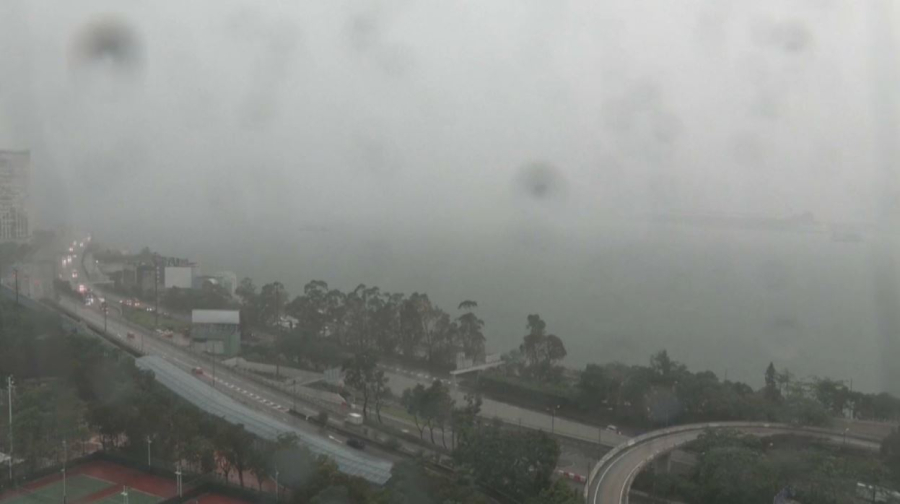 Тайфун «Подул» обрушился на Гонконг