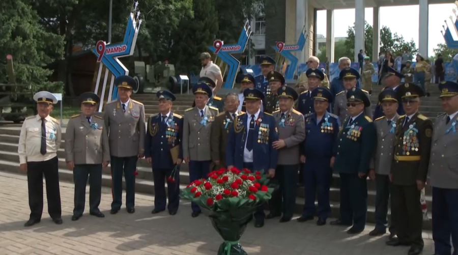 Цветы к Вечному огню возложили жители и гости Алматы