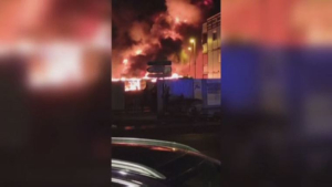 Олимпийский бассейн загорелся на фоне беспорядков во Франции
