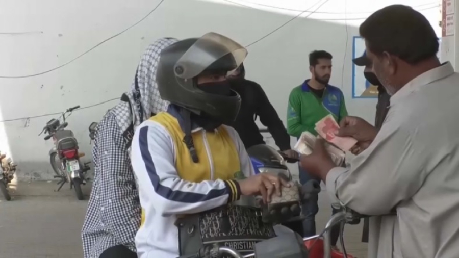 Бензин подорожал почти на 20% в Пакистане