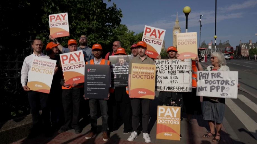 Врачи-стажёры бастуют в Великобритании